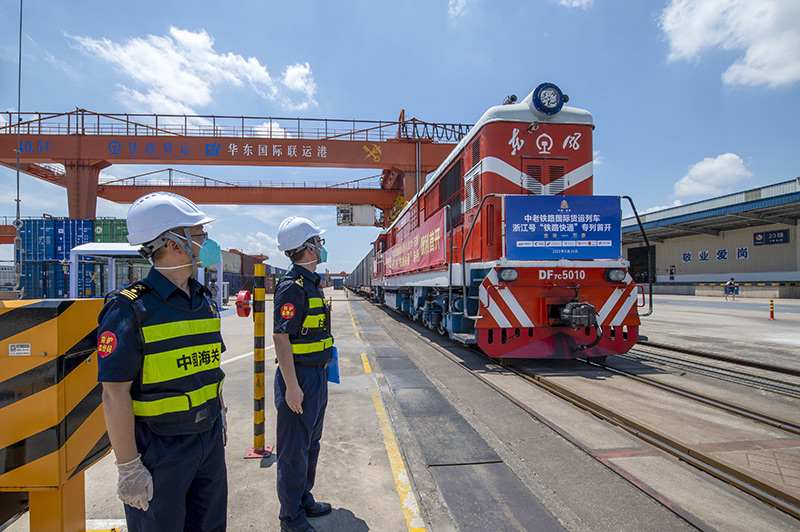 2022年6月29日，浙江金華，中老鐵路國際貨運(yùn)列車浙江號“鐵路快通”首趟專列經(jīng)海關(guān)監(jiān)管后，從浙江省鐵路金華南站鳴笛啟程，經(jīng)磨憨口岸駛向老撾萬象。