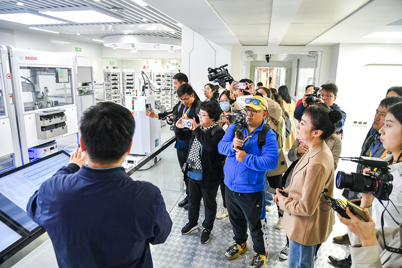 2023年10月16日，第三屆“一帶一路”國際合作高峰論壇新聞中心組織中外記者采訪。記者在中德大廈內(nèi)的博世未來工廠展區(qū)參觀，了解其高質(zhì)量創(chuàng)新發(fā)展成果。