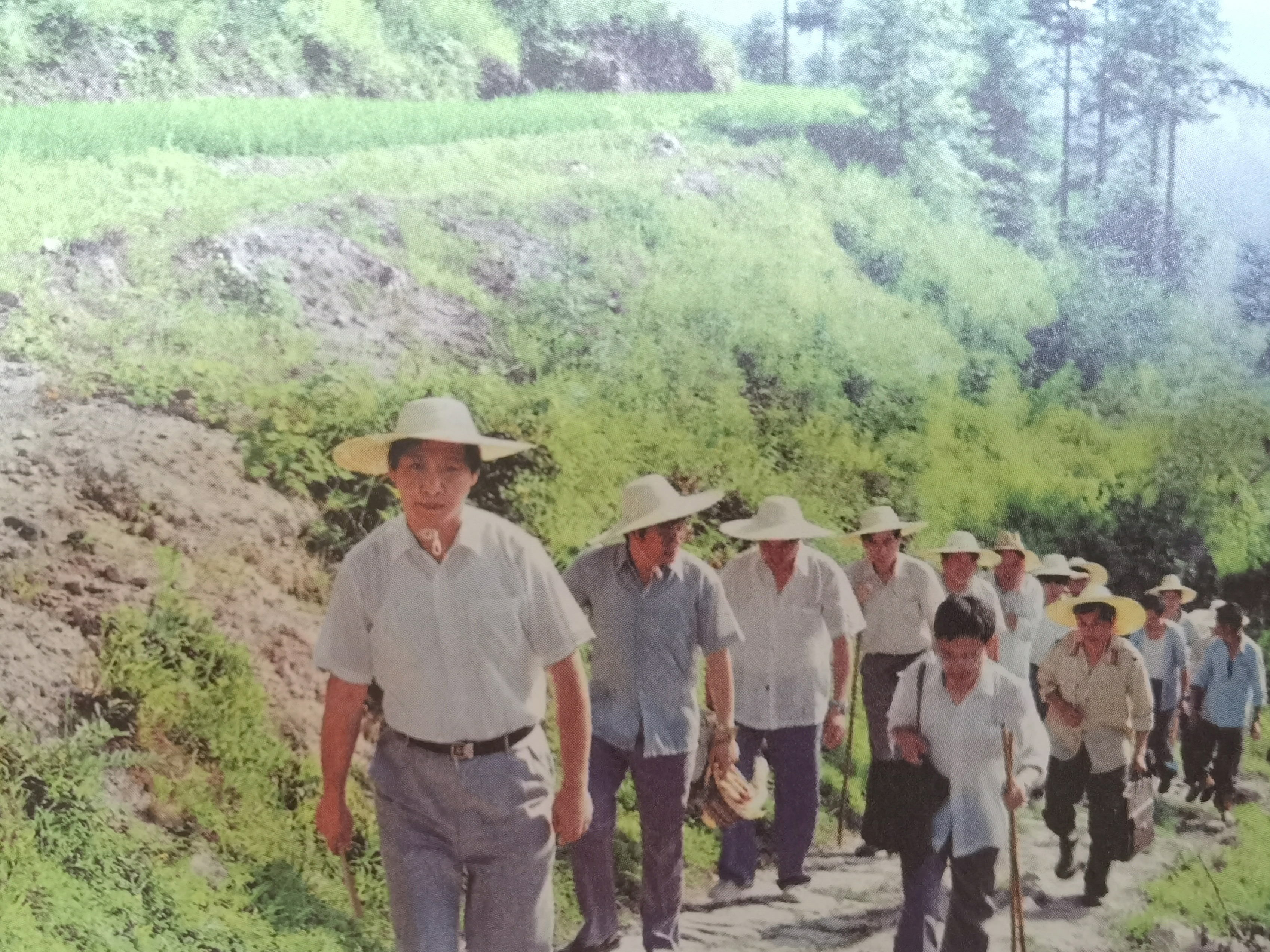 1989年7月，習(xí)近平冒著酷暑，帶頭步行到下黨鄉(xiāng)調(diào)研。