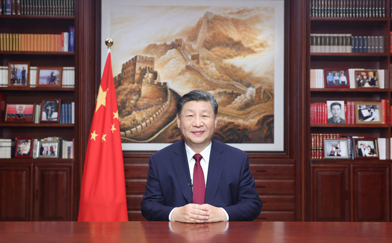 新年前夕，習(xí)近平通過中央廣播電視總臺(tái)和互聯(lián)網(wǎng)，發(fā)表二〇二四年新年賀詞。