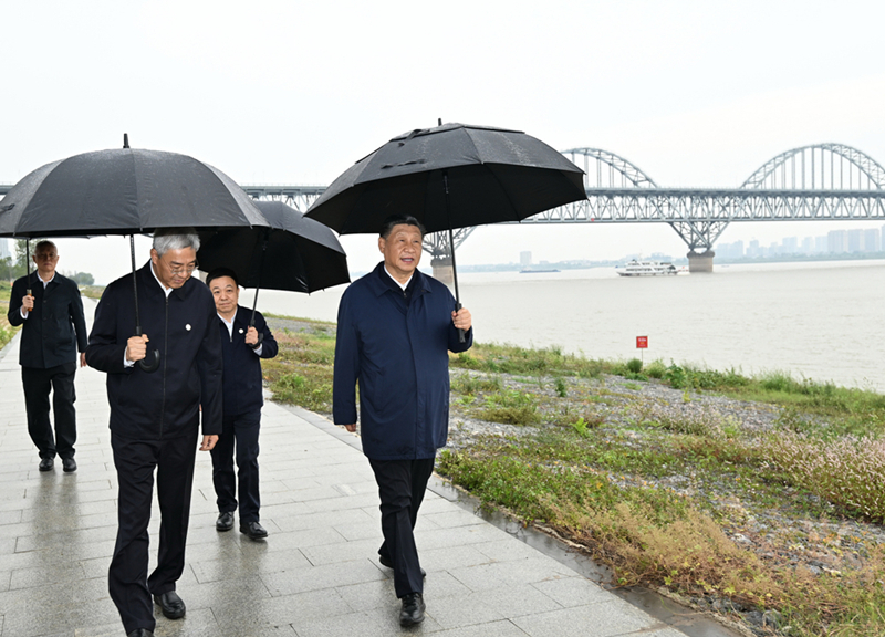2023年10月10日，習(xí)近平在長江國家文化公園九江城區(qū)段考察時(shí)，冒雨沿江堤步行察看沿岸風(fēng)貌。