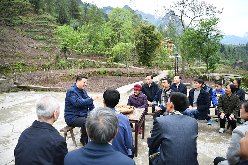 2019年4月15日，習(xí)近平總書記在重慶石柱土家族自治縣中益鄉(xiāng)華溪村同村民代表、基層干部、扶貧干部、鄉(xiāng)村醫(yī)生等圍坐在一起，共話脫貧攻堅(jiān)。