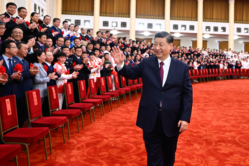 2022年4月8日，北京冬奧會、冬殘奧會總結(jié)表彰大會在北京人民大會堂隆重舉行。會前，習(xí)近平等會見北京冬奧會、冬殘奧會突出貢獻(xiàn)集體代表、突出貢獻(xiàn)個(gè)人和中國體育代表團(tuán)成員。
