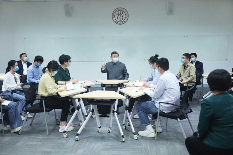 2022年4月25日，習(xí)近平總書(shū)記來(lái)到中國(guó)人民大學(xué)考察調(diào)研。這是總書(shū)記在立德樓觀摩思政課智慧教室現(xiàn)場(chǎng)教學(xué)并參與討論。
