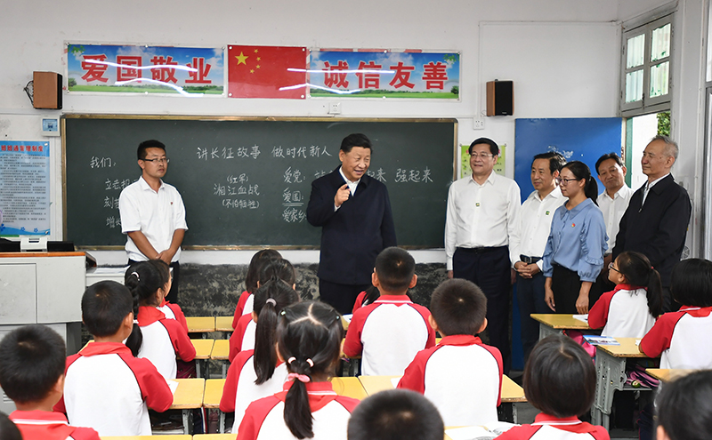 2020年9月16日，習(xí)近平總書(shū)記在湖南省郴州市汝城縣文明瑤族鄉(xiāng)第一片小學(xué)，同正在上思政課的同學(xué)們親切交流。