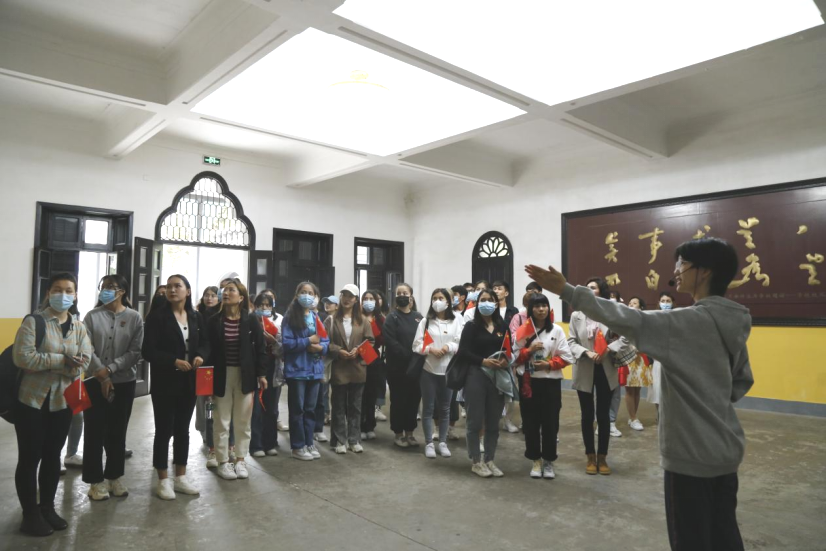 2021年5月20日，在喜迎中國(guó)共產(chǎn)黨建黨100周年之際，我校開展了少數(shù)民族學(xué)生“學(xué)黨史、感恩黨、跟黨走”紅色研學(xué)活動(dòng)。