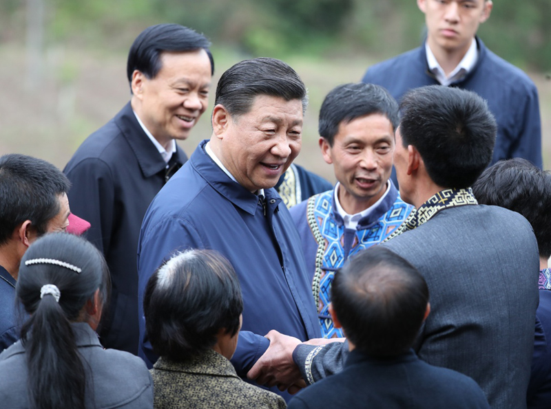 2019年4月15日至17日，中共中央總書記、國家主席、中央軍委主席習(xí)近平在重慶考察，并主持召開解決“兩不愁三保障”突出問題座談會。這是4月15日下午，習(xí)近平在石柱土家族自治縣中益鄉(xiāng)華溪村同村民親切交流。新華社記者 丁海濤 攝