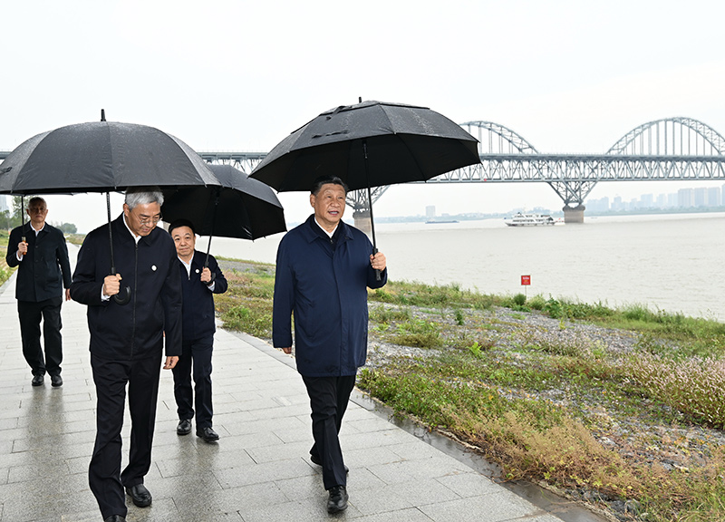 2023年10月10日至13日，中共中央總書記、國家主席、中央軍委主席習(xí)近平在江西考察。這是10日下午，習(xí)近平在長江國家文化公園九江城區(qū)段考察時(shí)，冒雨沿江堤步行察看沿岸風(fēng)貌。新華社記者 謝環(huán)馳 攝