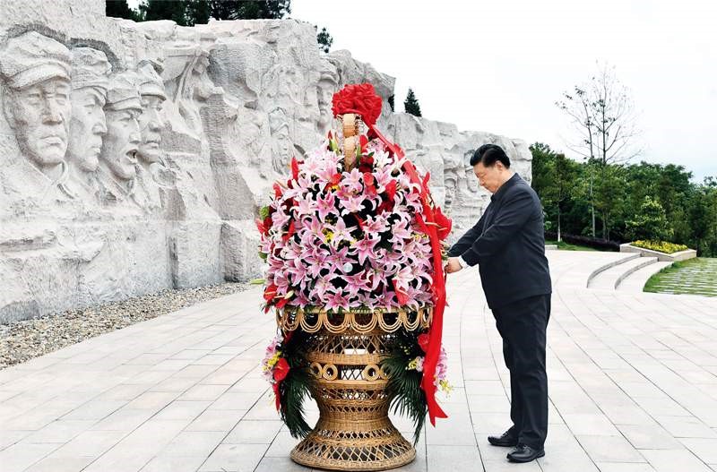 2021年4月25日至27日，中共中央總書記、國家主席、中央軍委主席習近平在廣西考察。這是25日上午，習近平在位于桂林市全州縣的紅軍長征湘江戰(zhàn)役紀念園，向湘江戰(zhàn)役紅軍烈士敬獻花籃。 新華社記者 謝環(huán)馳/攝