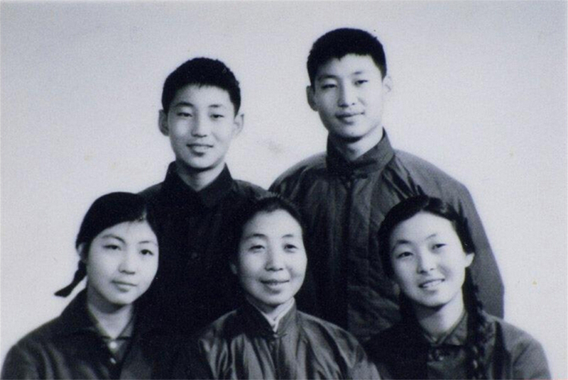 1972年冬，齊心和子女們。前排右起:齊橋橋、齊心、習安安。后排右起:習近平、習遠平。