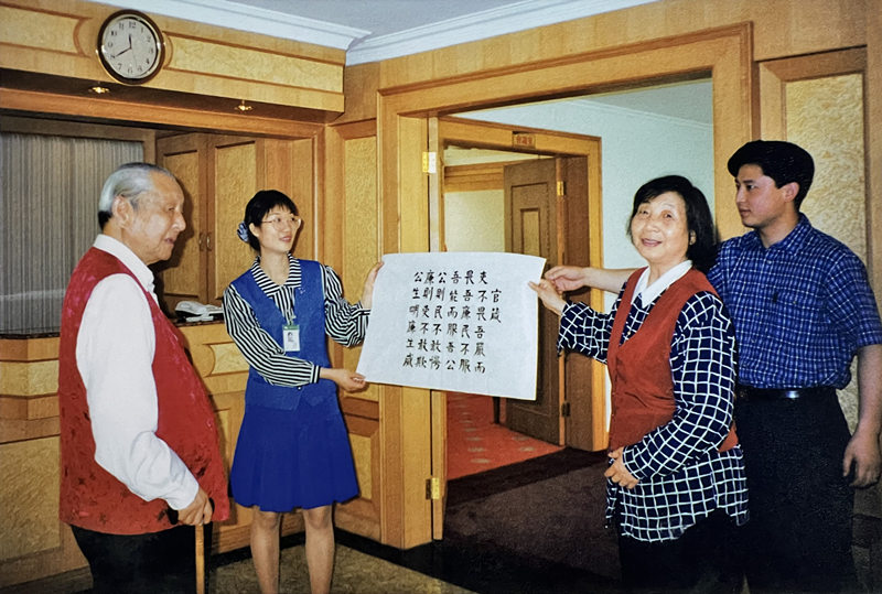 1999年3月，習仲勛欣賞齊心的書法作品《官箴》。