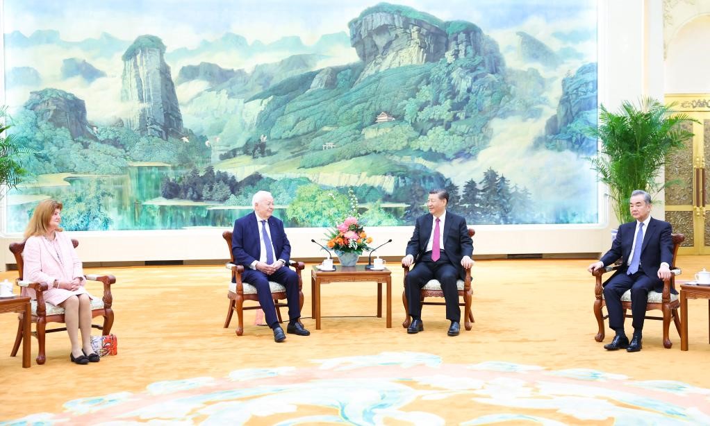 2024年4月8日，國(guó)家主席習(xí)近平在北京人民大會(huì)堂會(huì)見(jiàn)法國(guó)梅里埃基金會(huì)主席梅里埃夫婦。新華社記者 黃敬文 攝