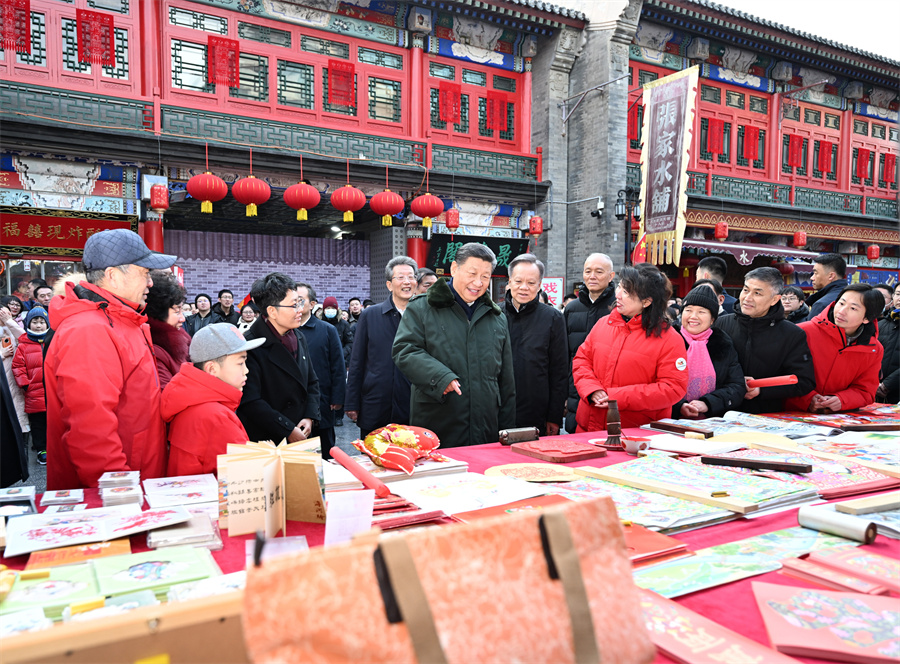 2024年2月1日下午，習(xí)近平在天津古文化街考察時(shí)，同店鋪員工和現(xiàn)場(chǎng)群眾互動(dòng)交流。新華社記者 謝環(huán)馳 攝