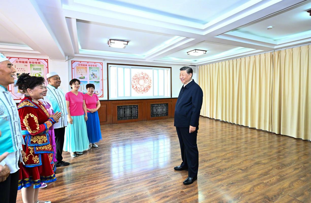 6月19日下午，習(xí)近平總書記在銀川市金鳳區(qū)長(zhǎng)城花園社區(qū)活動(dòng)室考察時(shí)，同社區(qū)居民親切交流。