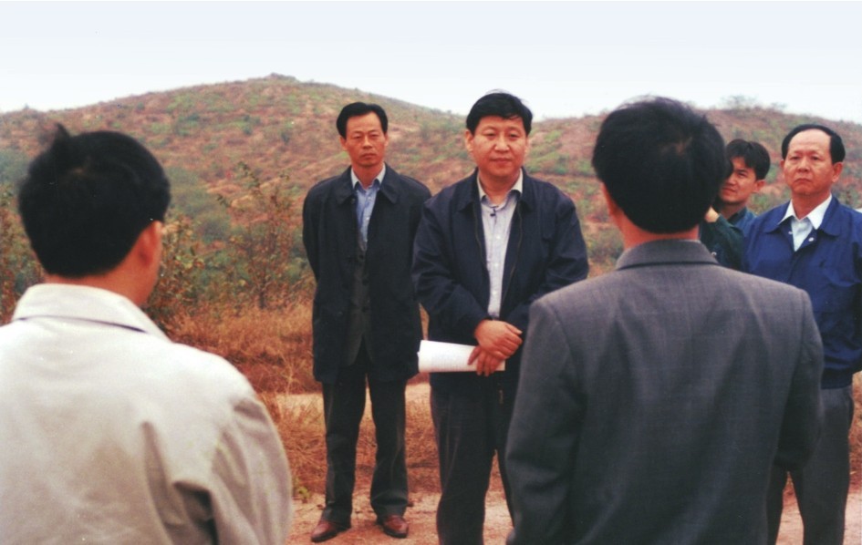 1999年11月，習(xí)近平在龍巖市長(zhǎng)汀縣河田水土流失治理區(qū)調(diào)研。圖源：《習(xí)近平在福建（下）》
