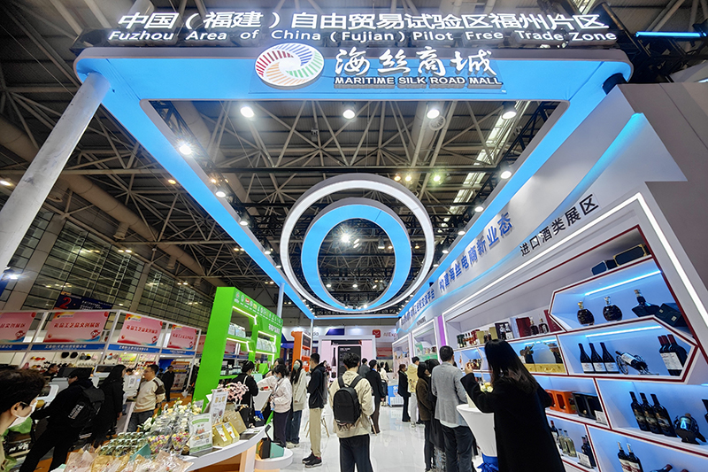 2024年3月18日，第四屆中國(guó)跨境電商交易會(huì)在福建福州開(kāi)幕。展會(huì)聚焦“鏈接跨境全流域 共建電商新生態(tài)”，集聚全國(guó)80余個(gè)外貿(mào)產(chǎn)業(yè)帶的上千家供應(yīng)鏈企業(yè)。