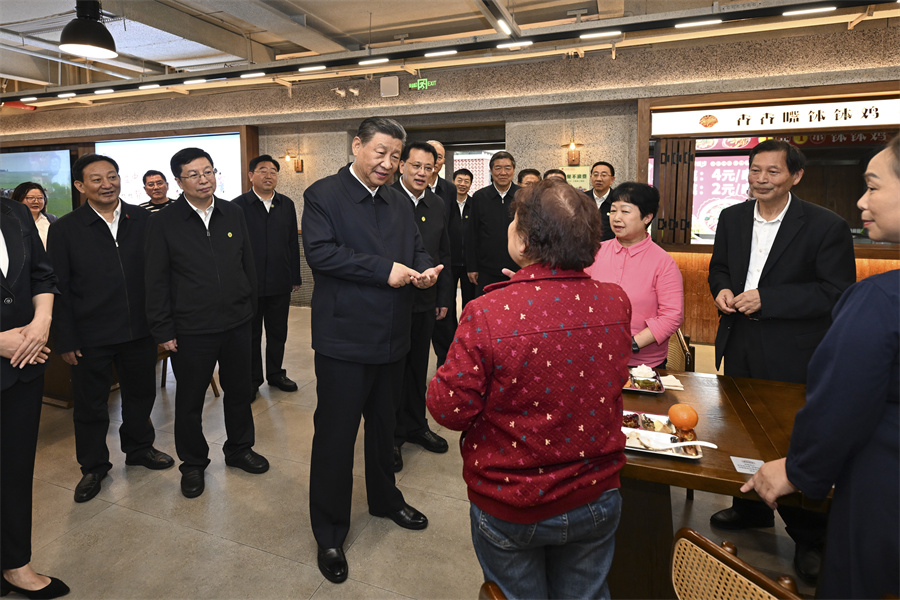 2024年4月22日下午，習近平在九龍坡區(qū)謝家灣街道民主村社區(qū)考察時，同正在社區(qū)食堂就餐的群眾親切交流。新華社記者 謝環(huán)馳 攝