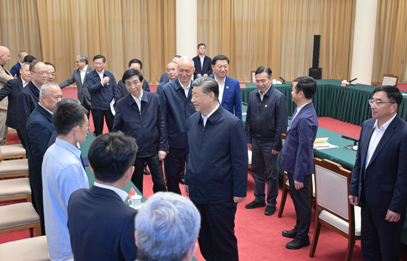 2024年5月23日，習近平總書記在山東省濟南市主持召開企業(yè)和專家座談會并發(fā)表重要講話。這是總書記同參會的企業(yè)和專家代表親切交流。