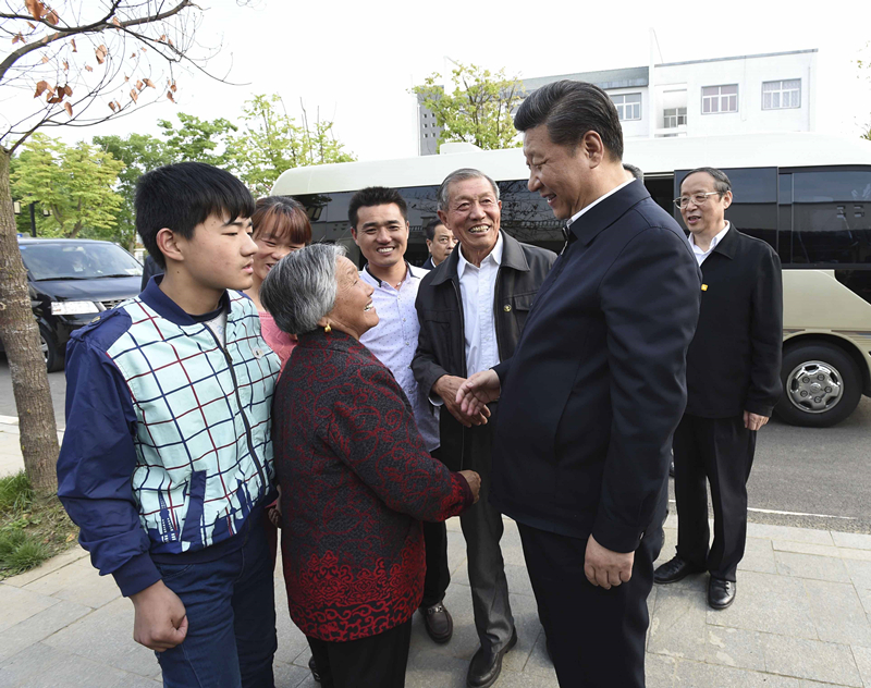 2016年4月25日，習(xí)近平在安徽省滁州市鳳陽縣小崗村看望當(dāng)年大包干帶頭人嚴(yán)金昌（右三）一家。